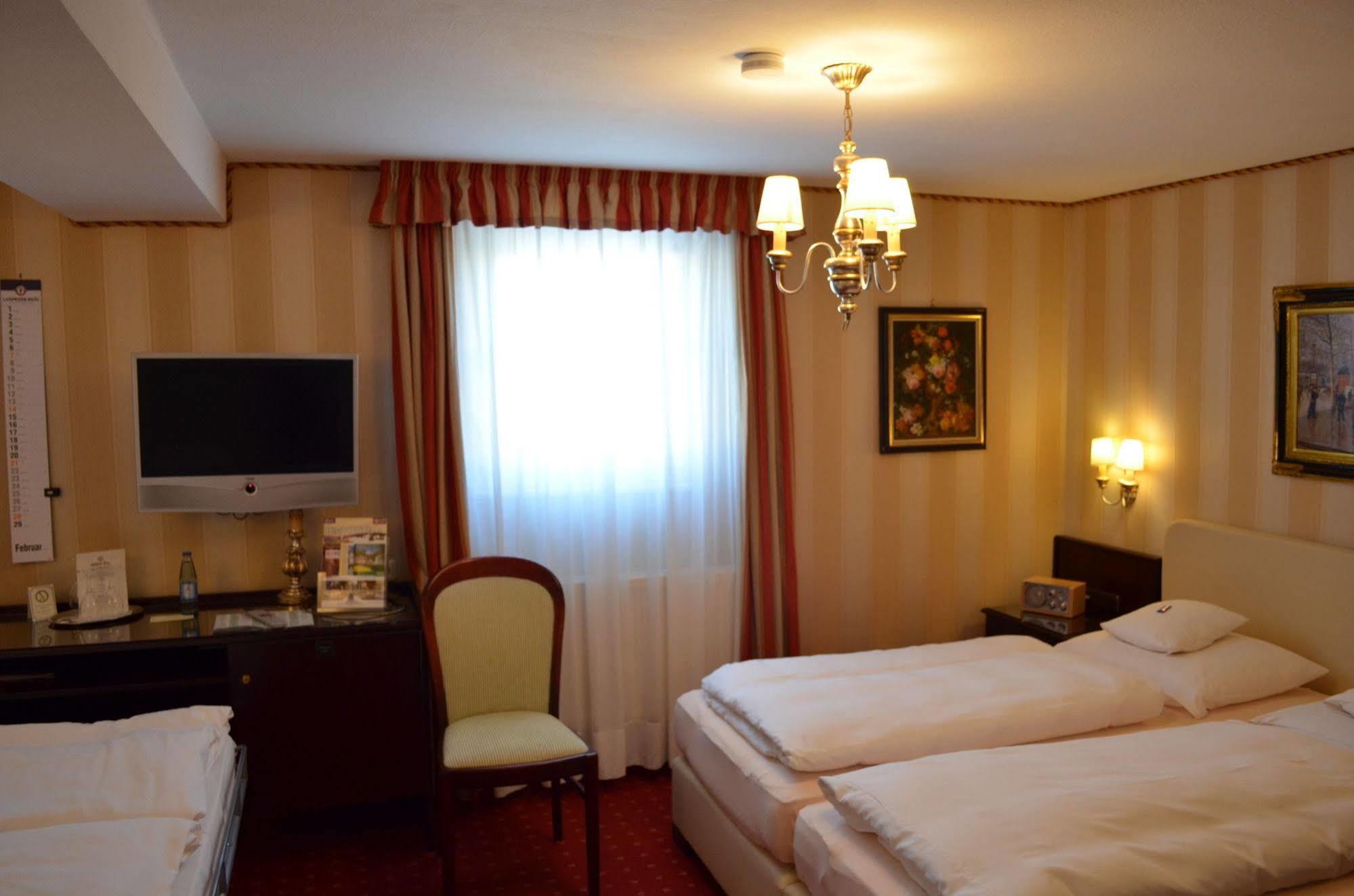 Hotel Brauereigasthof Landwehr-Braeu Reichelshofen Bagian luar foto